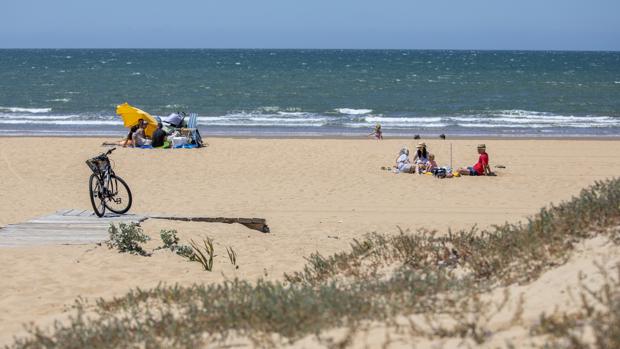 Desembarco escalonado de turistas en las playas de Huelva en la apertura de la movilidad en Andalucía