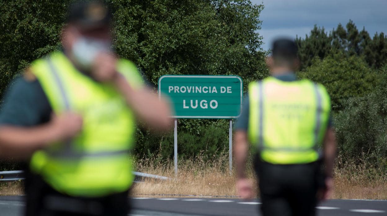Dos agentes de la Guardia Civil en un control de acceso a la provincia de Lugo