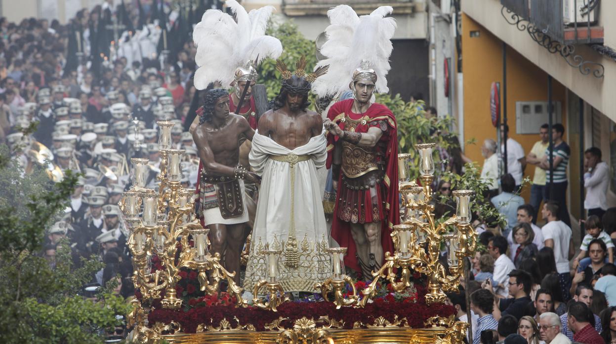 El Señor de las Penas seguido por la banda de la Pasión de Linares