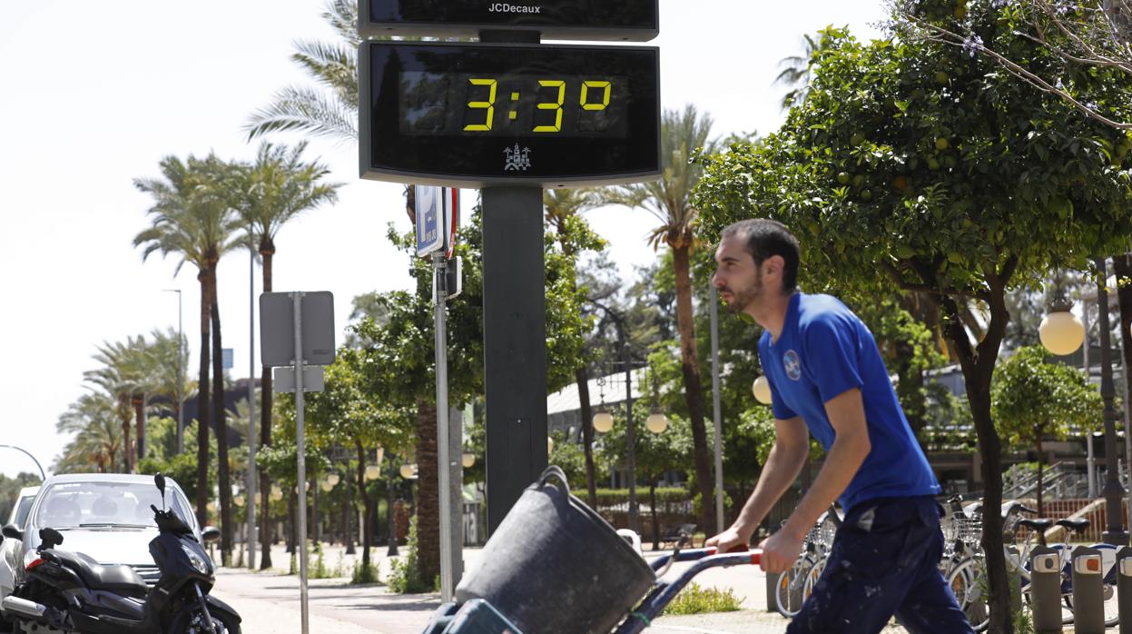 Termómetro a 33 grados en el Paseo de la Victoria de Córdoba