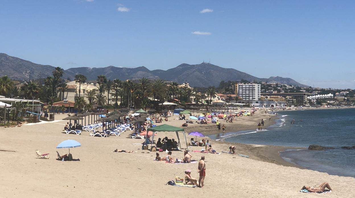 Playa de La Cala de Mijas este sábado con bañistas guardando la distancia