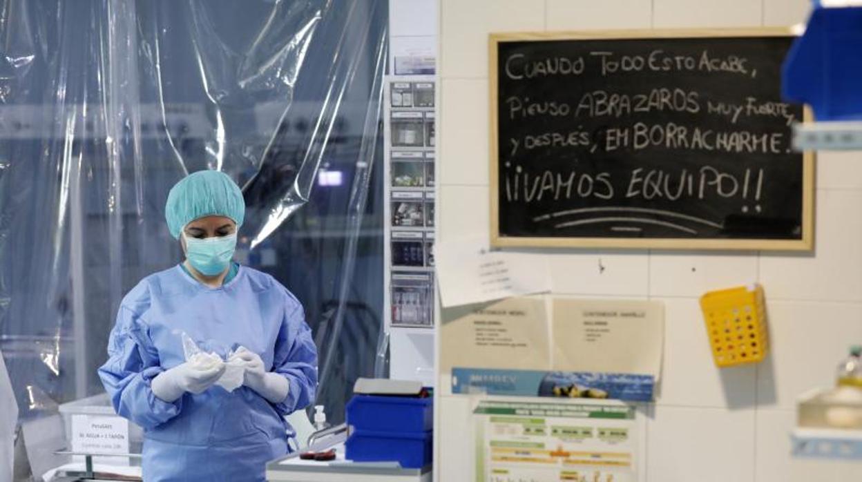 Personal sanitario en la UCI del hospital de la Cruz Roja en Córdoba el pasado 27 de abril