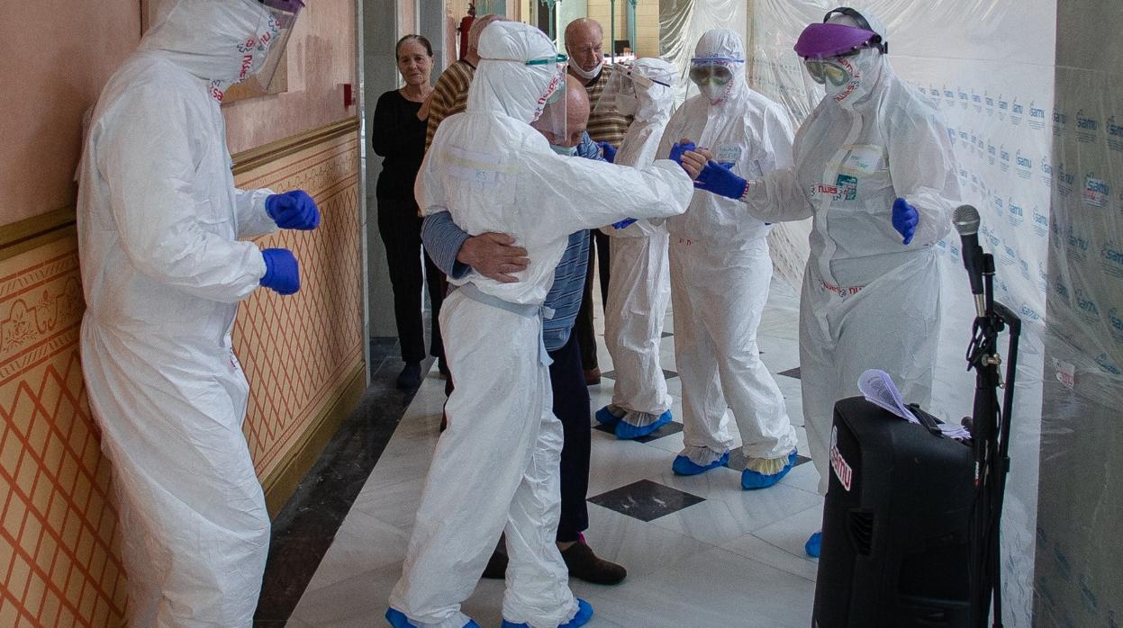 Sanitarios de SAMU atendiendo a ancianos en el hotel medicalizado Alcora