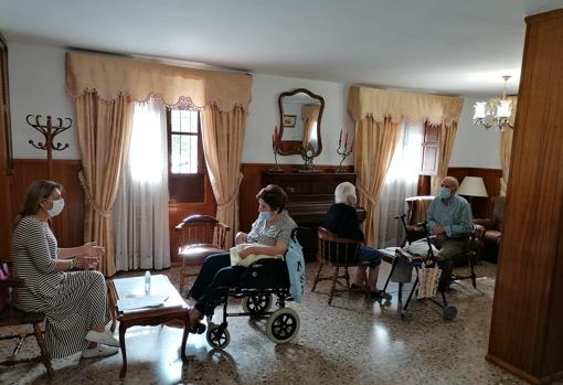 Leopoldo, a la derecha, con su madre, que cumple 98 años en julio