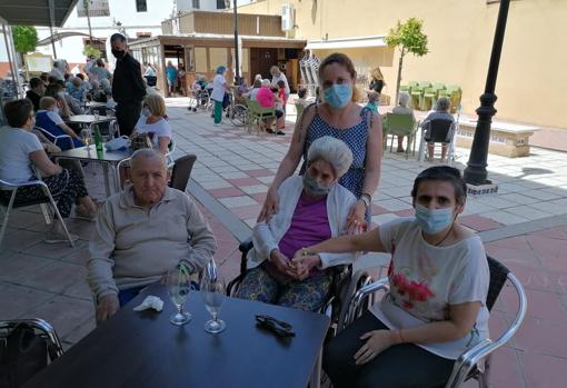 Pedro y Martina viven en la residencia de La Ramba y esta semana los han visitado sus hijas