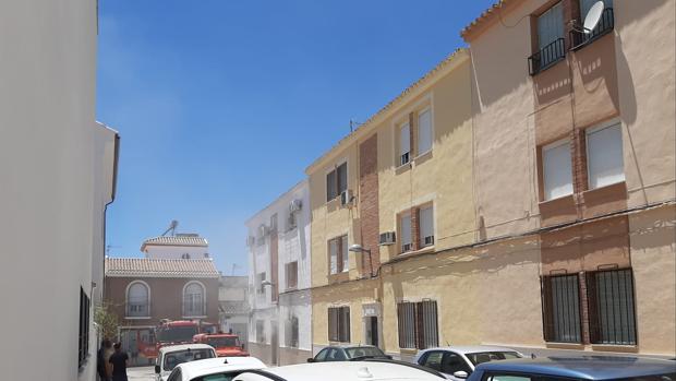 Los bomberos de Baena rescatan a dos mujeres del incendio de su casa