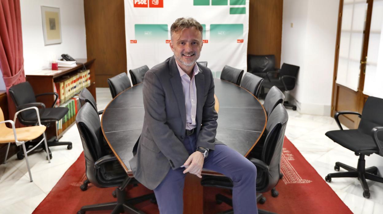 José Fiscal, en la sala de reuniones del Grupo Socialista en el Parlamento andaluz