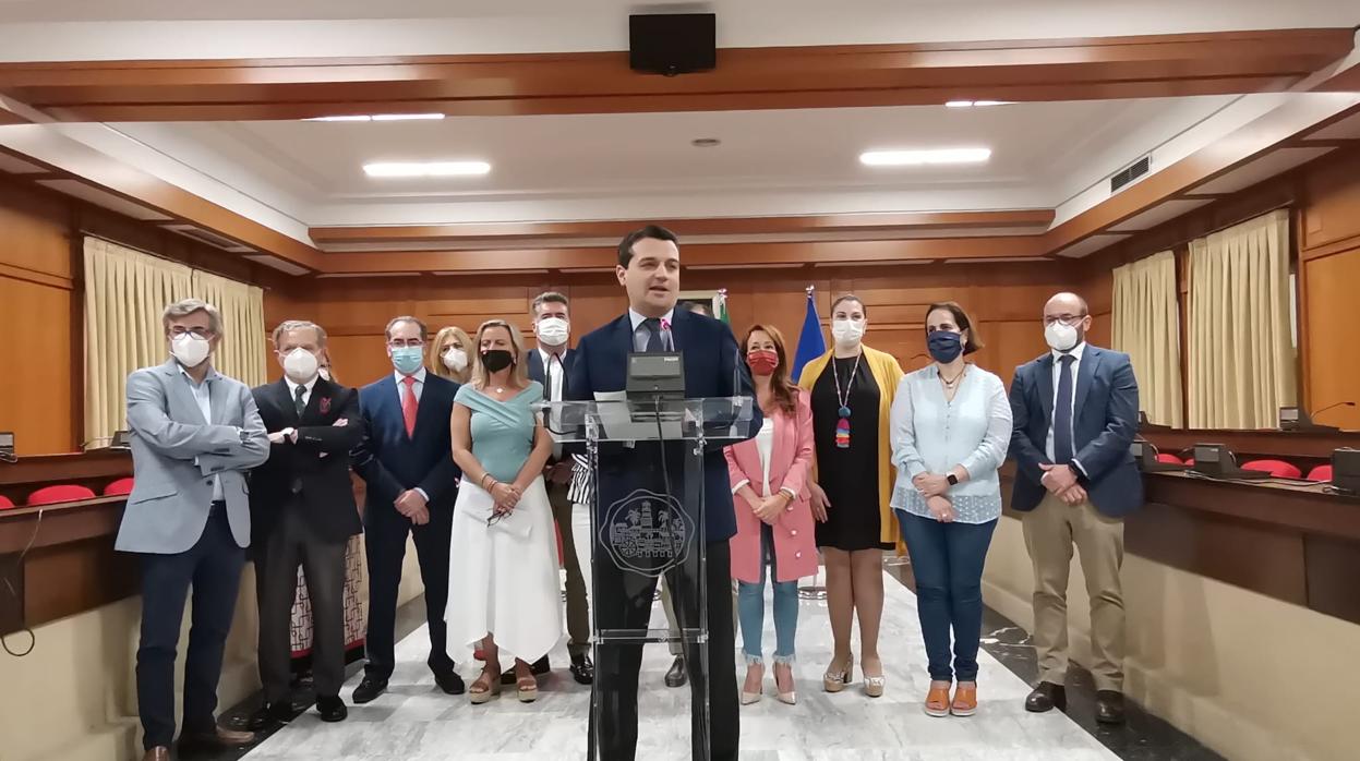 El alcalde, en rueda de prensa en el Ayuntamiento delante de su equipo de concejales