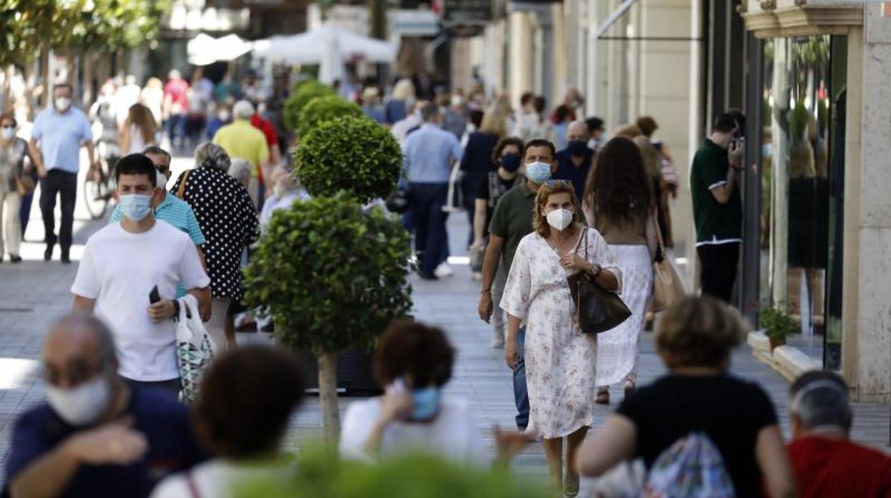 Calle del centro llena de gente para visitar tiendas y comercios