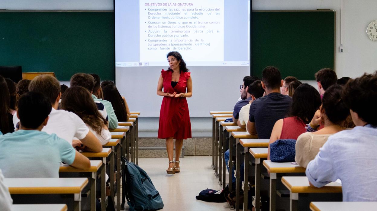 Aula de universidad en una imagen de archivo