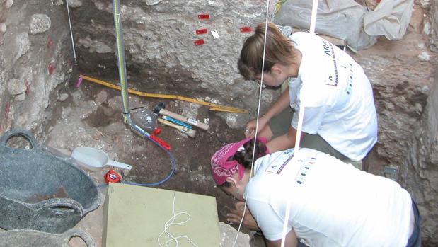 El Ayuntamiento de Lucena espera iniciar en breve el cerramiento de la Cueva del Ángel