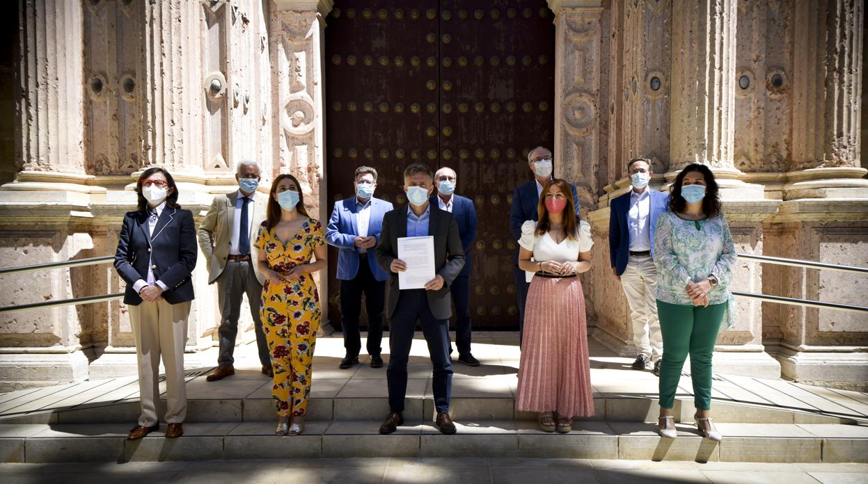 La dirección del grupo socialista en el Parlamento en el anuncio de la presentación del recurso ante el Tribunal Constitucional