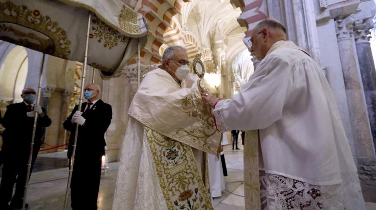 El Obispo de Córdoba durante la procesión del Corpus, el pasado domingo