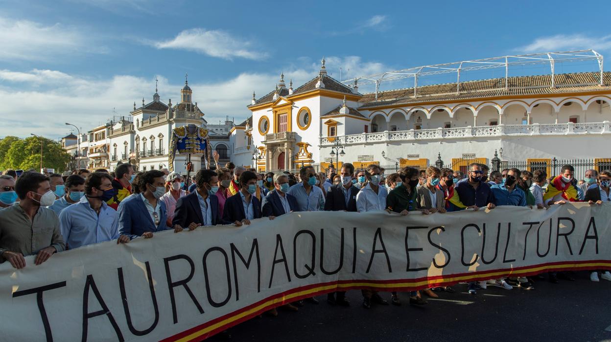 Manifestación en defensa de la Fiesta ante la Maestranza de Sevilla