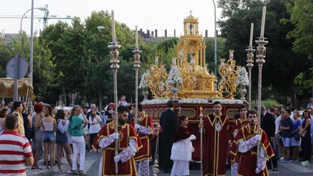 La hermandad de la Cena de Córdoba colorea de solidaridad su procesión del Corpus