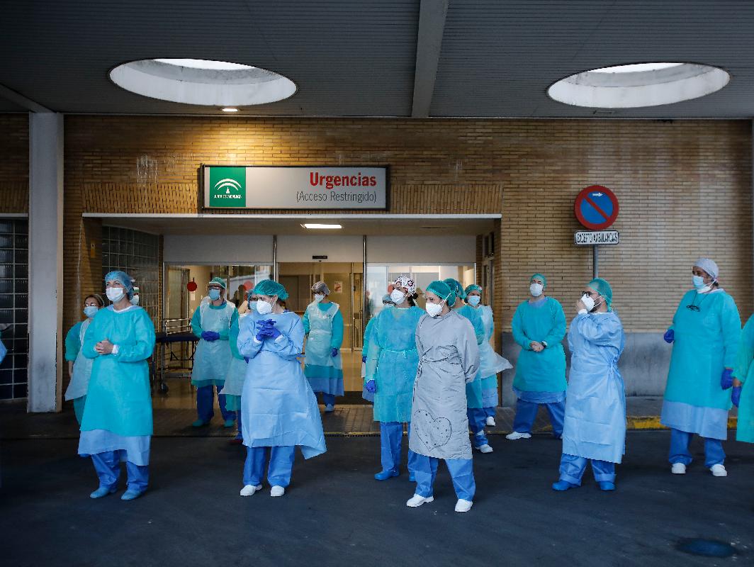 Personal sanitario en las puertas de Urgencia del Hospital Virgen del Rocío