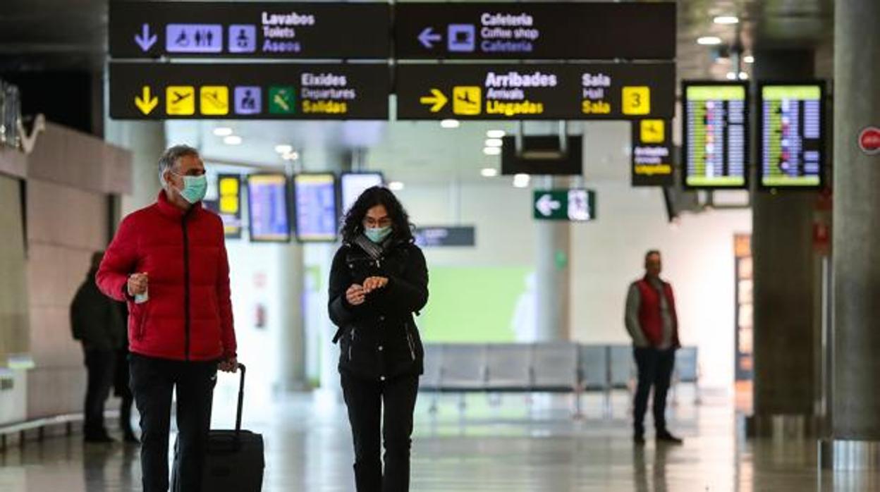 Varios viajeros en un aeropuerto