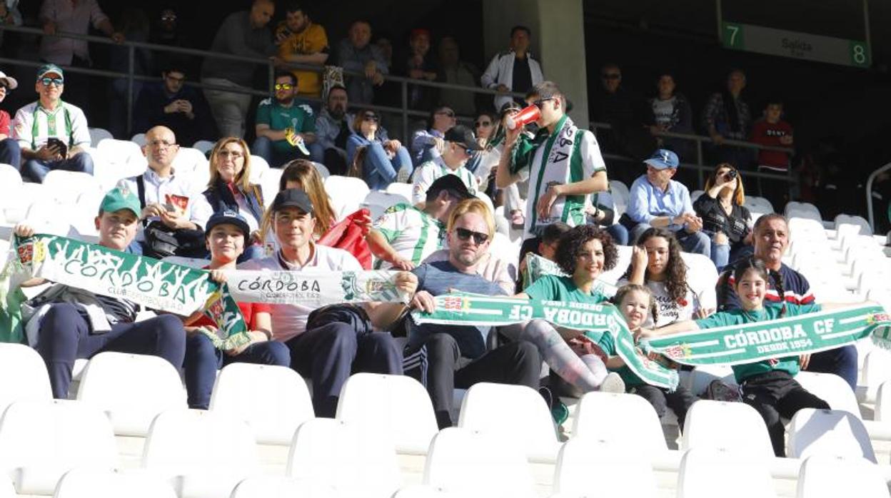 Aficionados del Córdoba CF en las gradas de El Arcángel