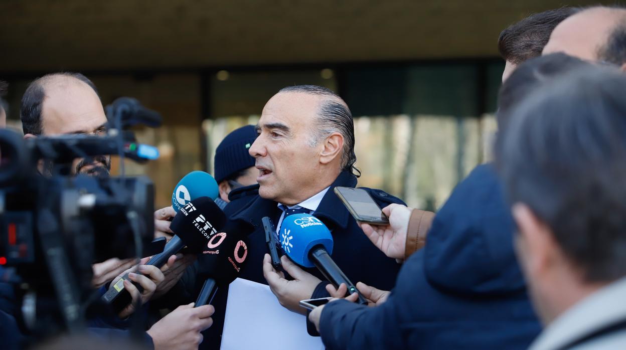 Luis Oliver en una rueda de prensa frente a las puertas de la Ciudad de la Justicia en Córdoba