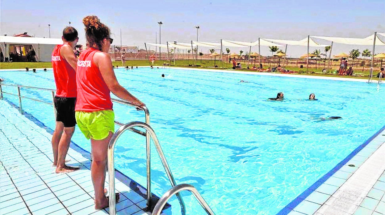 Socorristas en la piscina municipal de Villanueva de Córdoba