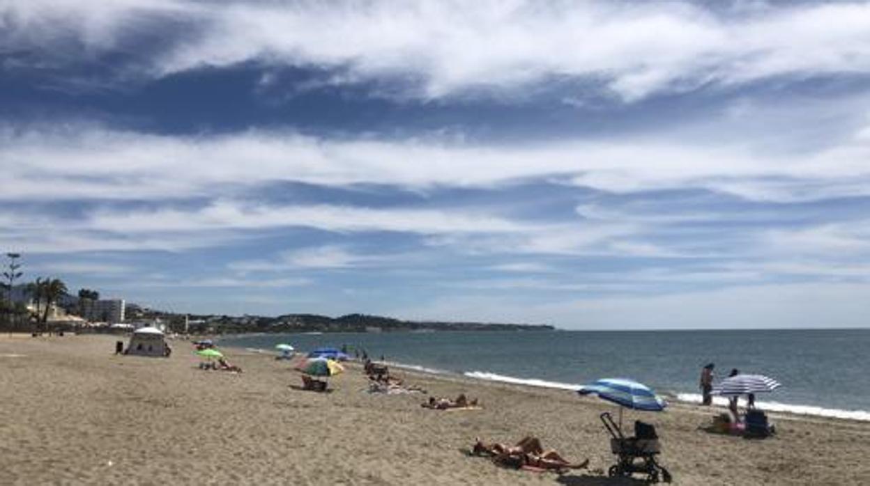 Varias personas en una playa de la Costa del Sol