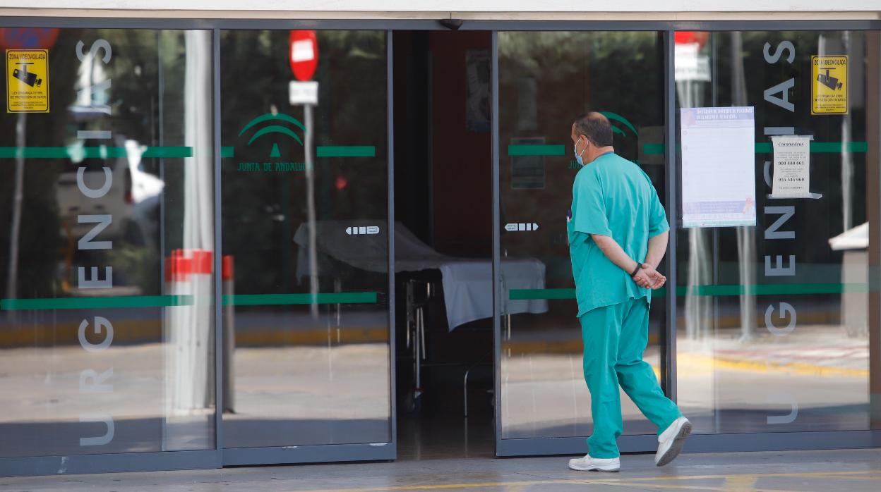 El incremento de casos no tiene reflejo en la actividad hospitalaria. En la imagen, puerta de Urgencias del Hospital Reina Sofía en Córdoba