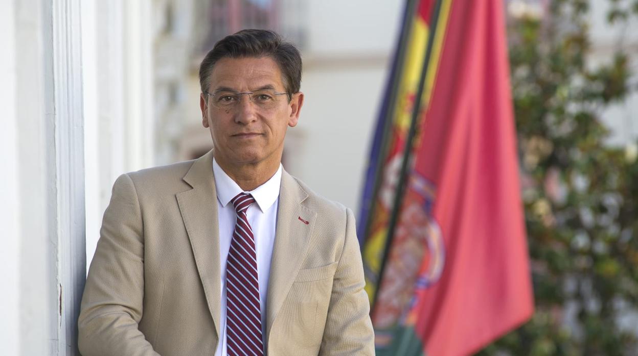 Luis Salvador, en el balcón del Ayuntamiento de Granada en la plaza del Carmen