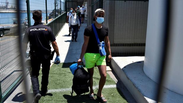 Más de 240 personas, 27 menores, llegaron en pateras entre el sábado y el domingo a Andalucía