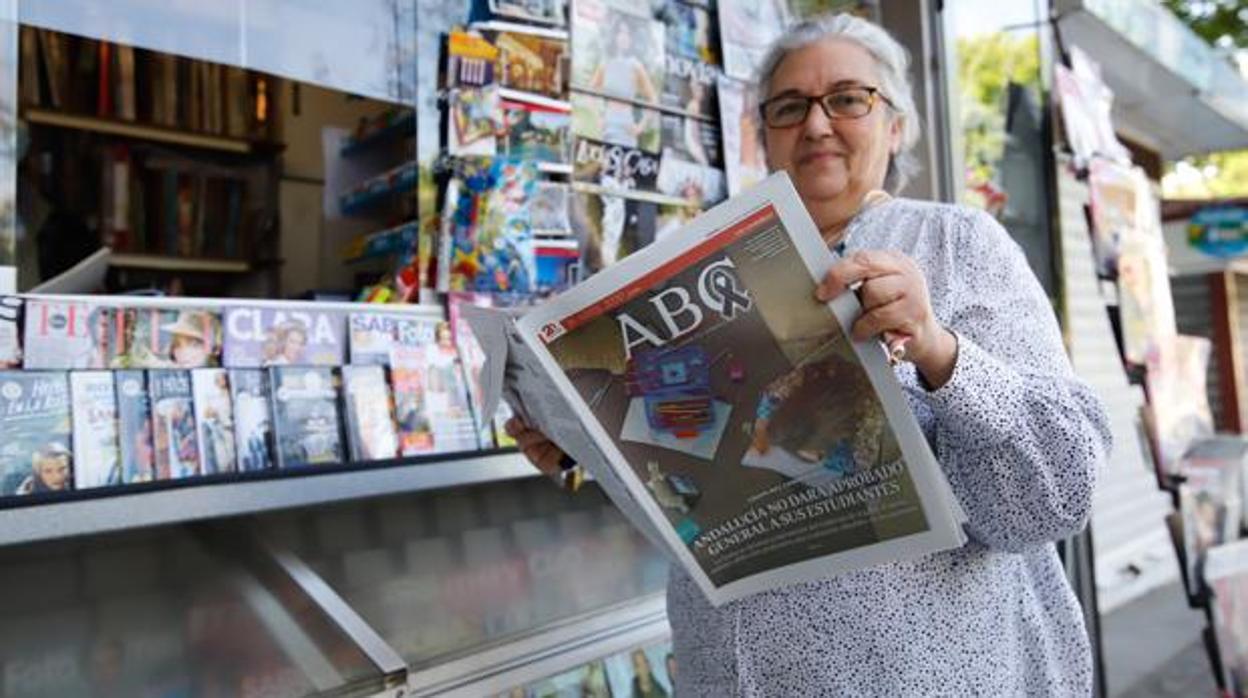 Una mujer con un ejemplar de ABC Córdoba en el quiosco