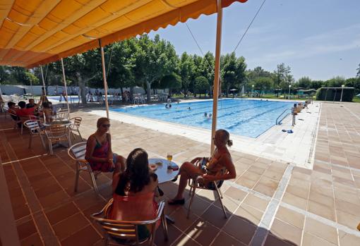 Asistentes a una piscina en un club social de Córdoba