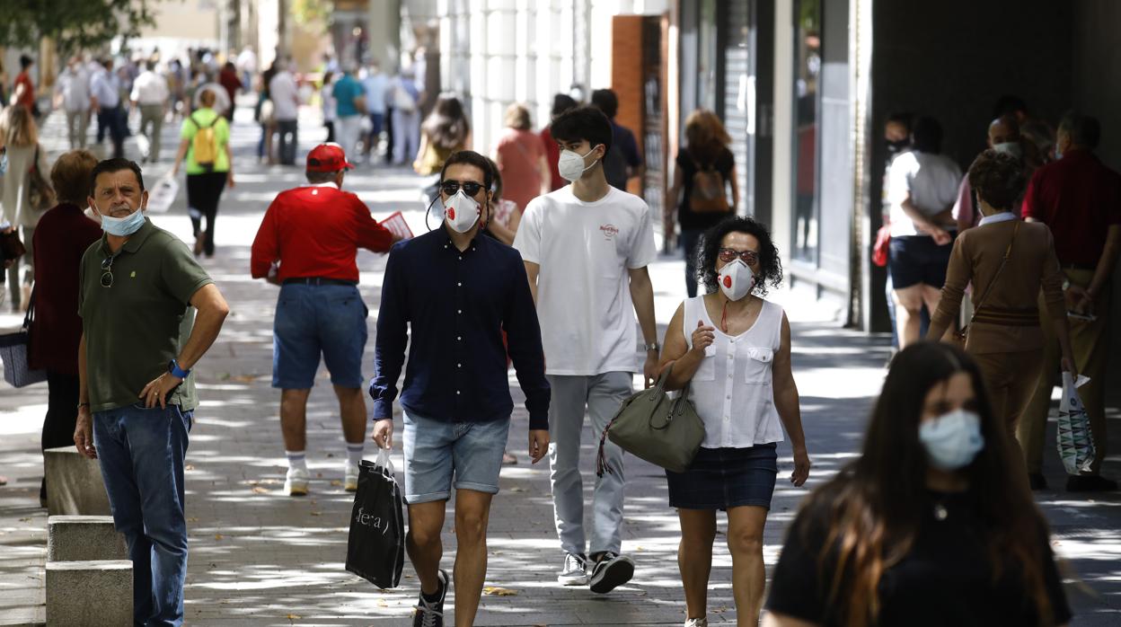 Viandantes con mascarilla por las calles del Centro de Córdoba