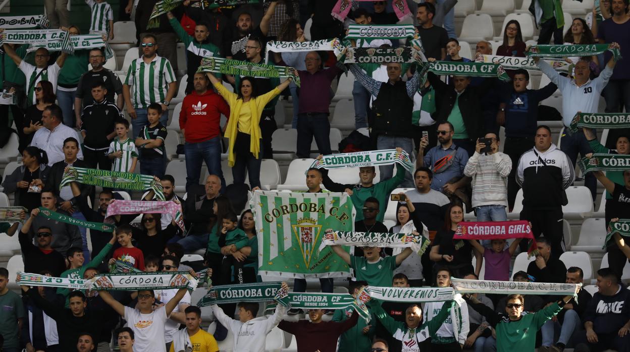 Seguidores del Córdoba CF en El Arcángel, de pie y sin separación de metro y medio