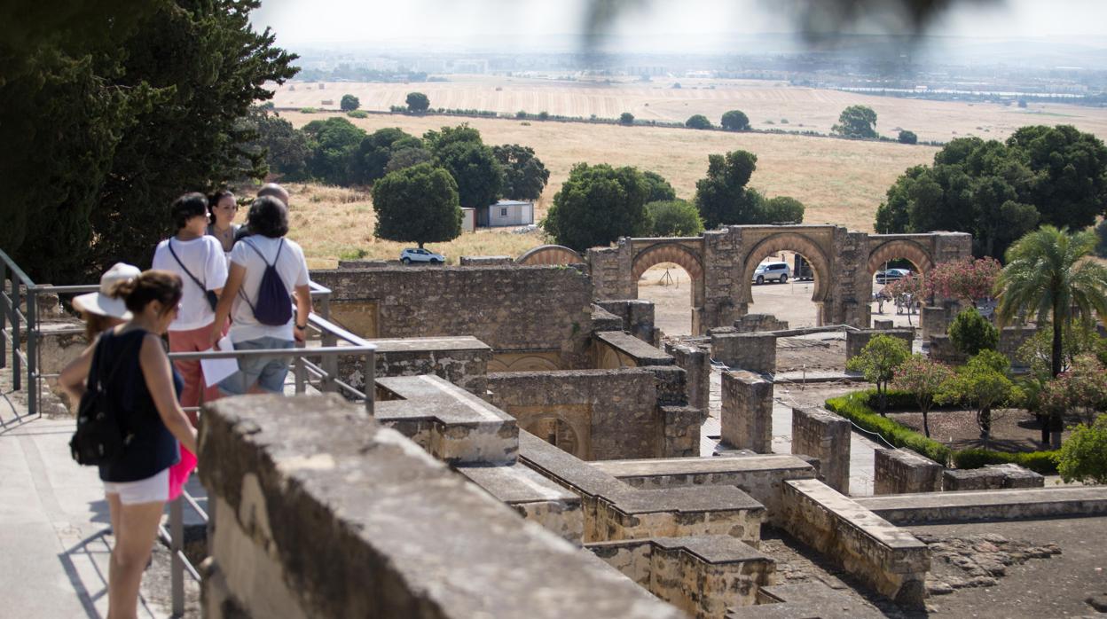 Visitantes en Medina Azahara