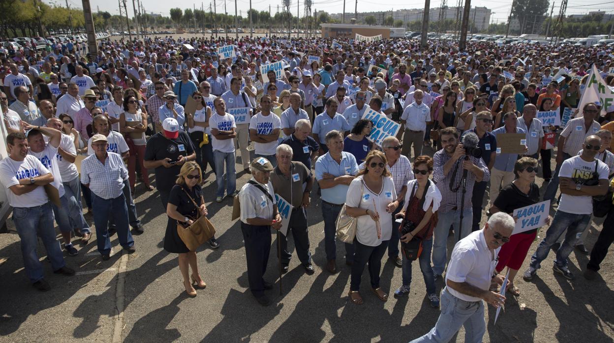 Agricultores del Condado de Huelva en una protesta para pedir agua