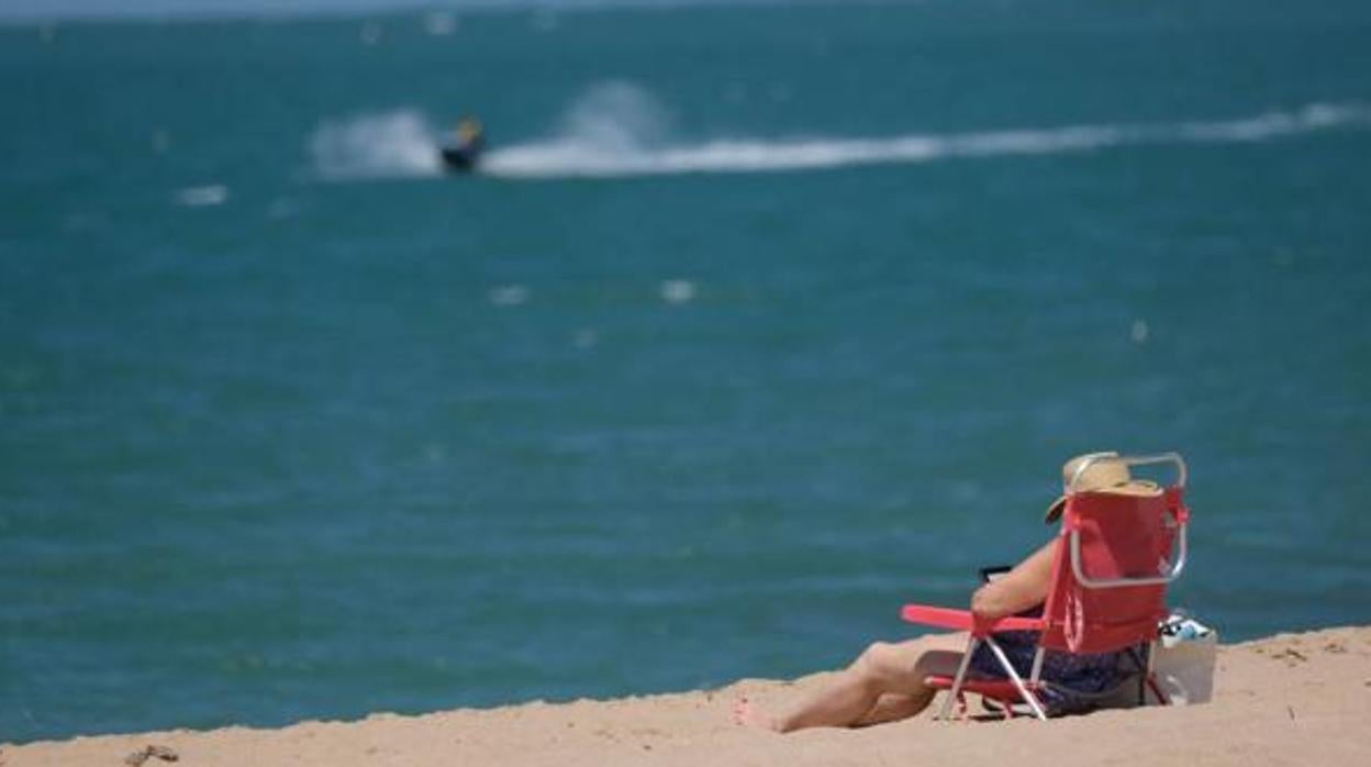 Una mujer se relaja en la playa