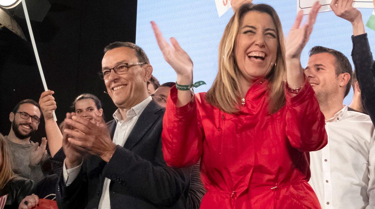 Susana Díaz sonríe y aplaude junto a Ignacio Caraballo en un mitín del PSOE en Huelva