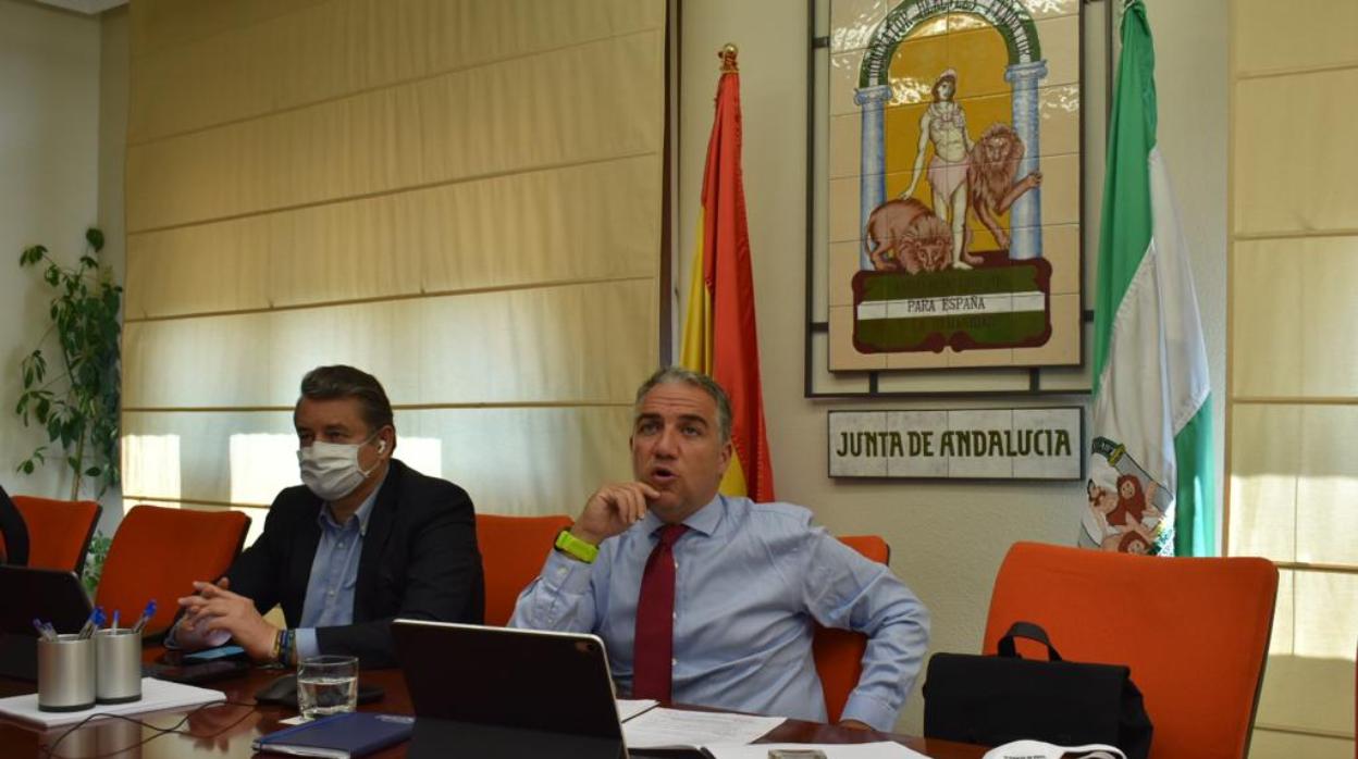 Elías Bendodo junto al viceconsejero Antonio Sanz, durante la videoconferencia