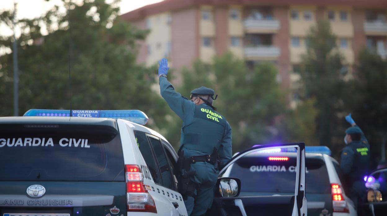 Los agentes de la Guardia Civil de Córdoba, durante una caravana para homenaje de los sanitarios