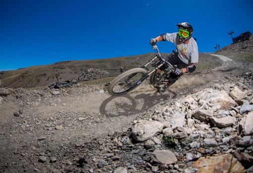 Este verano, el bike park ha habilitado tres recorridos de distintos nivel: los circuitos Veleta, Maribel y Río