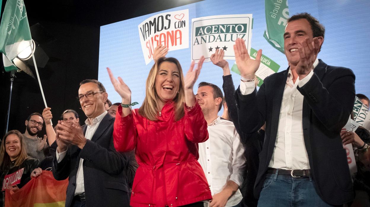 Susana Díaz sonríe y aplaude junto a Ignacio Caraballo, a su derecha, en un mitín del PSOE en Huelva