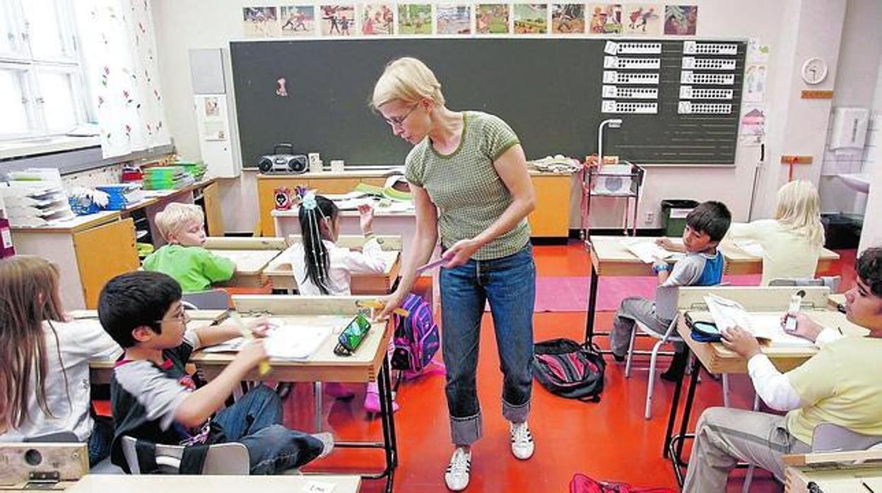 Una profesora en el aula con sus alumnos