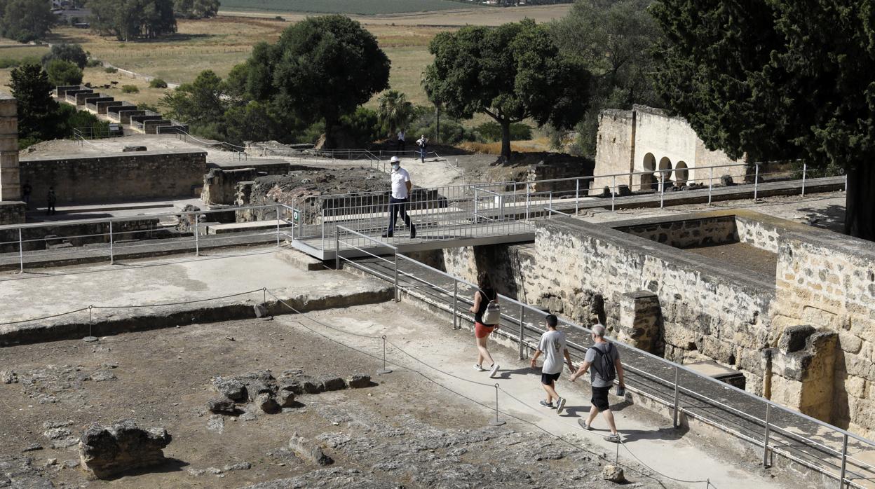 Turistas, ayer recorriendo Medina Azahara