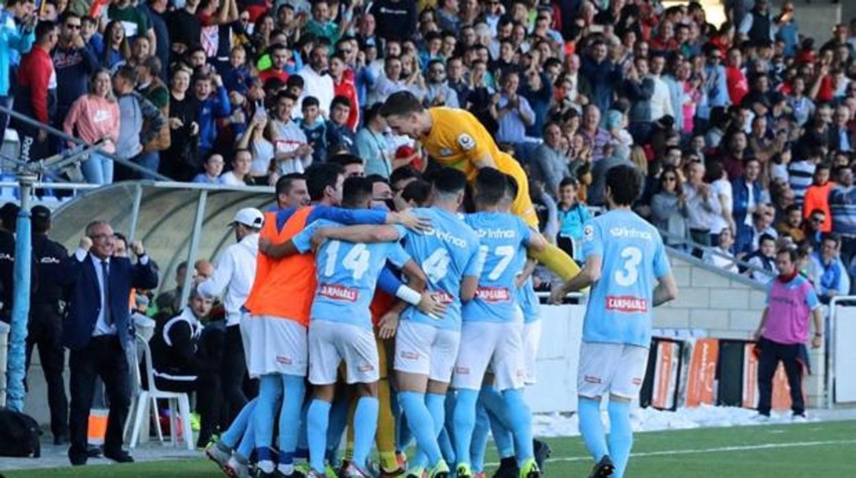 Los jugadores del Ciudad de Lucena celebran un gol en un partido de esta temporada