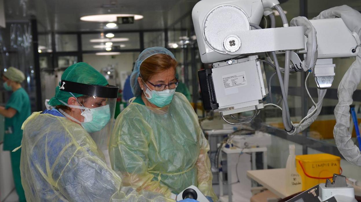 Sanitarios en la UCI del Hospital Reina Sofía de Córdoba