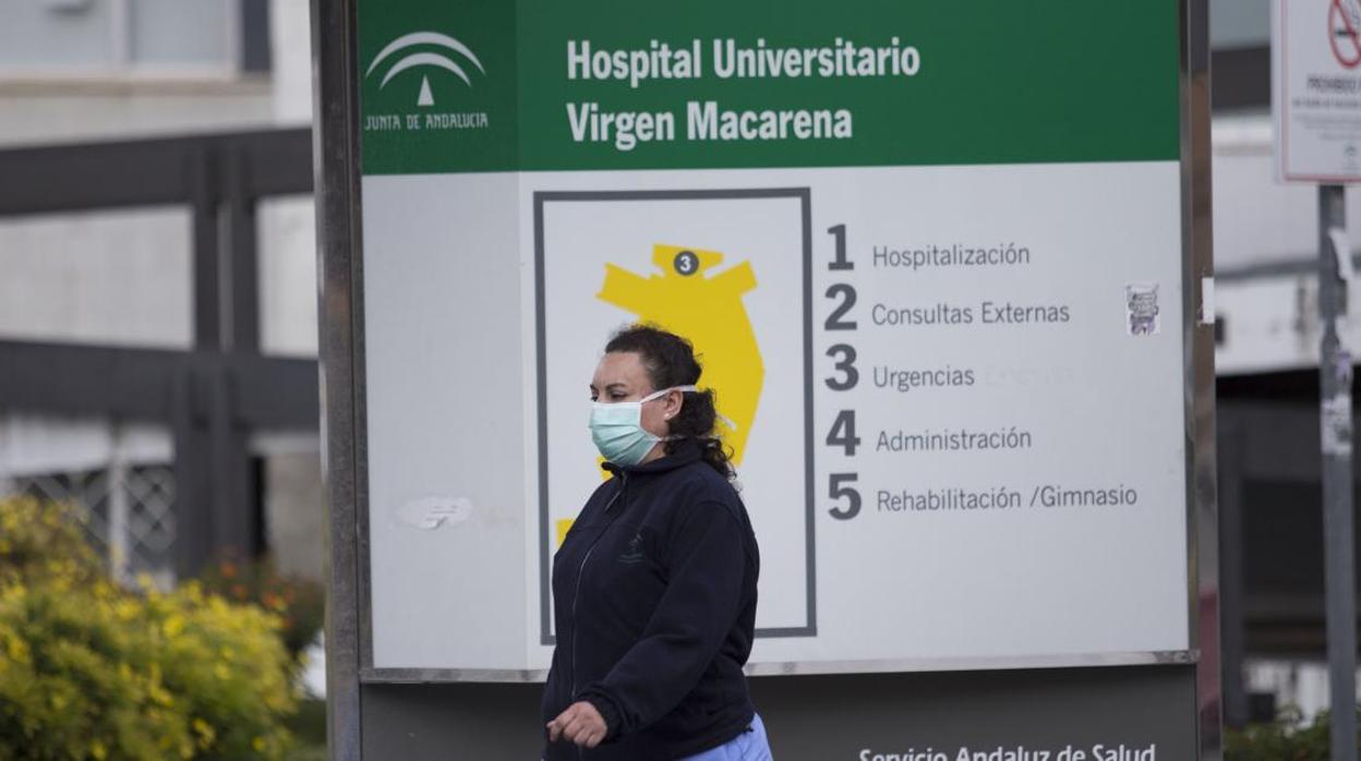 Entrada del hospital sevillano Virgen Macarena