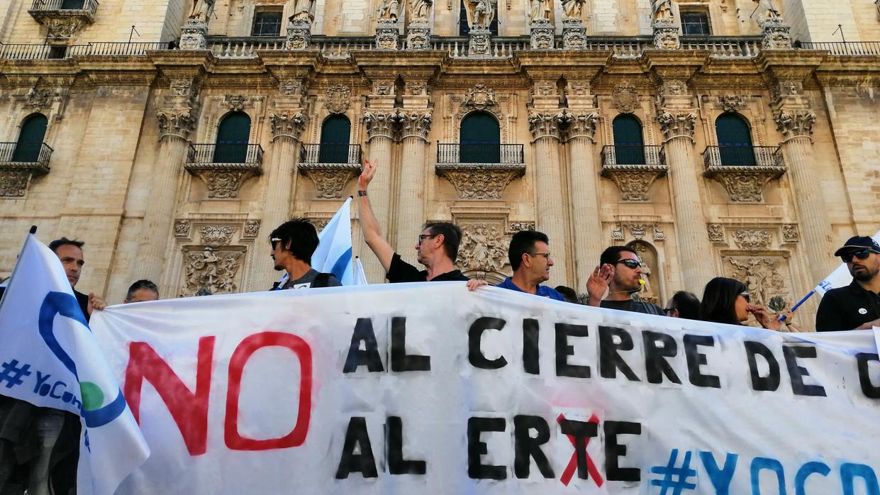 Protesta de la plantilla de Onda Jaén contra el ERE presentado por el equipo de gobierno