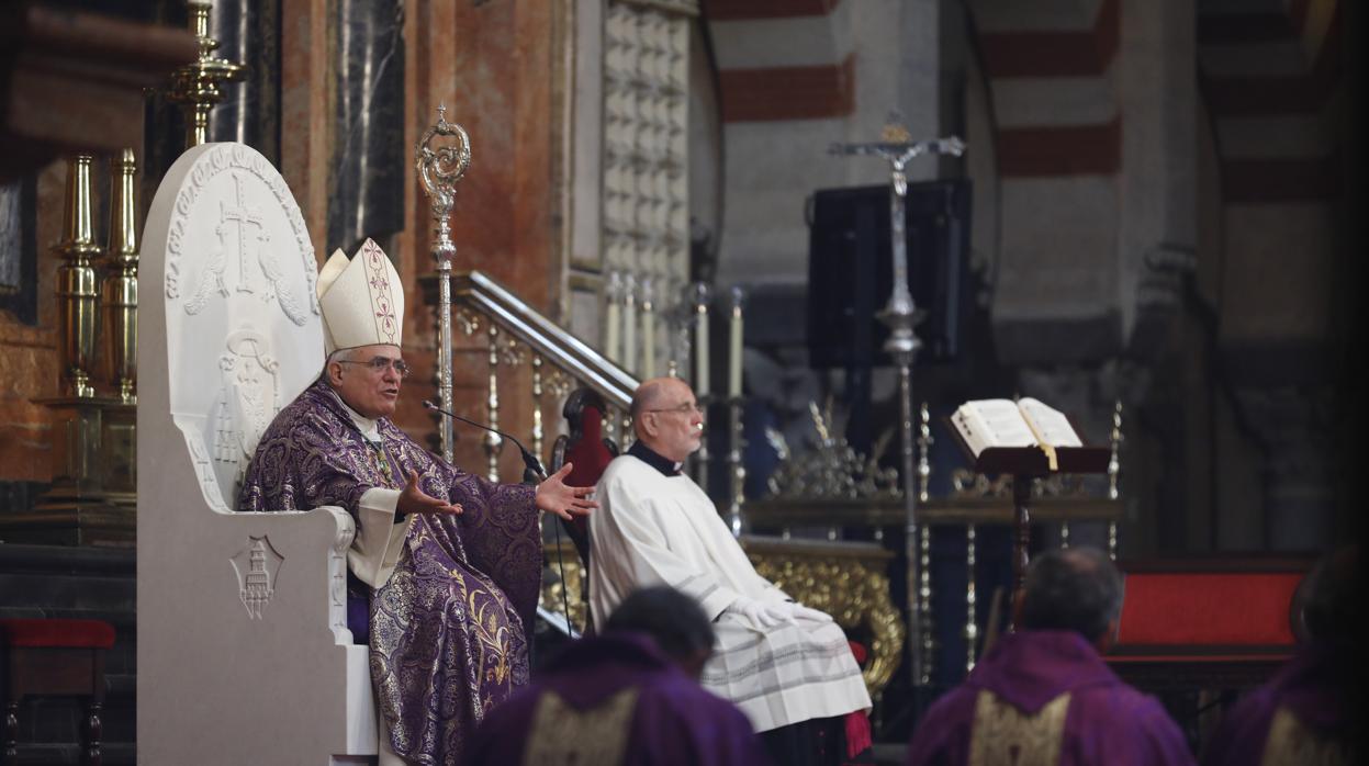 El obispo, en la Catedral