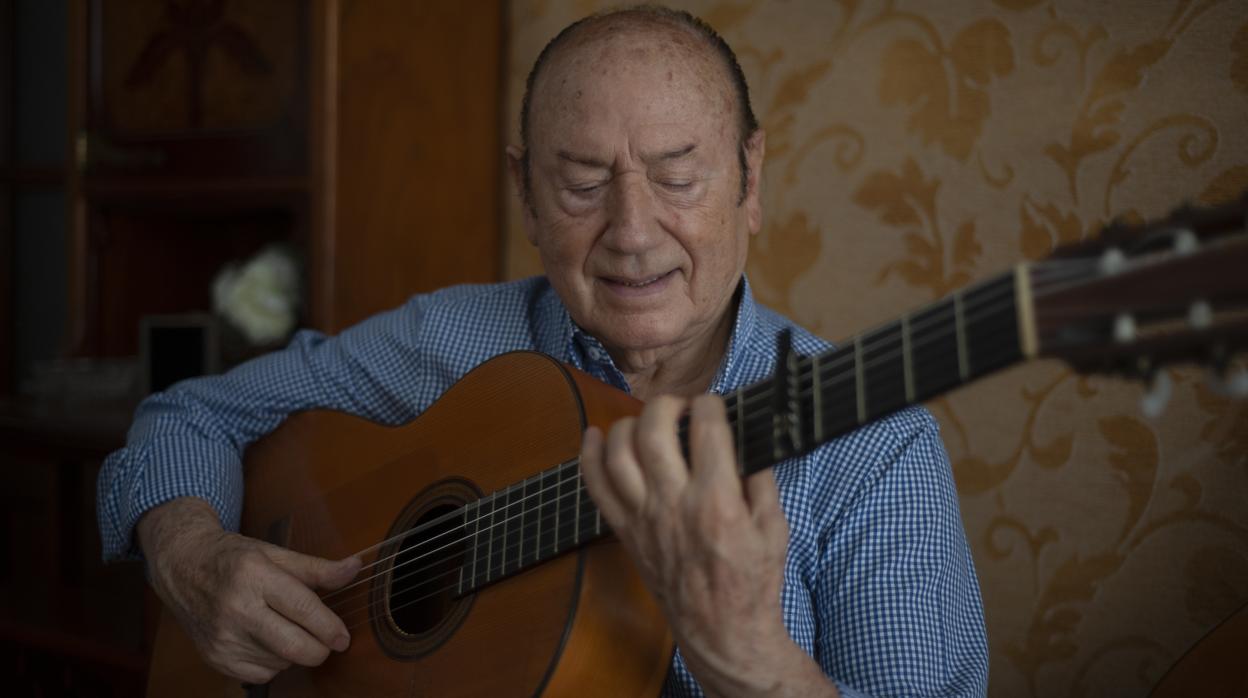 Antonio Fernández «Fosforito», con una guitarra, durante la entrevista