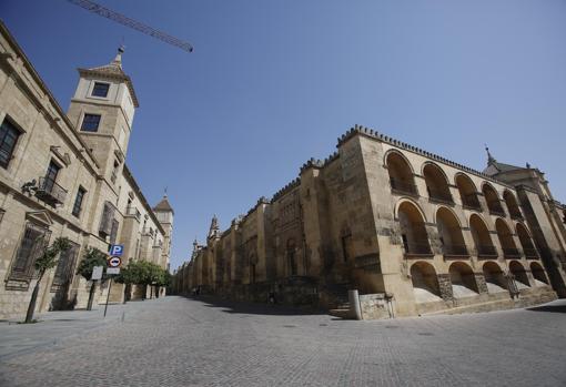 Vista del Palacio Episcopal y la Mezquita-Catedral sin apenas viandantes