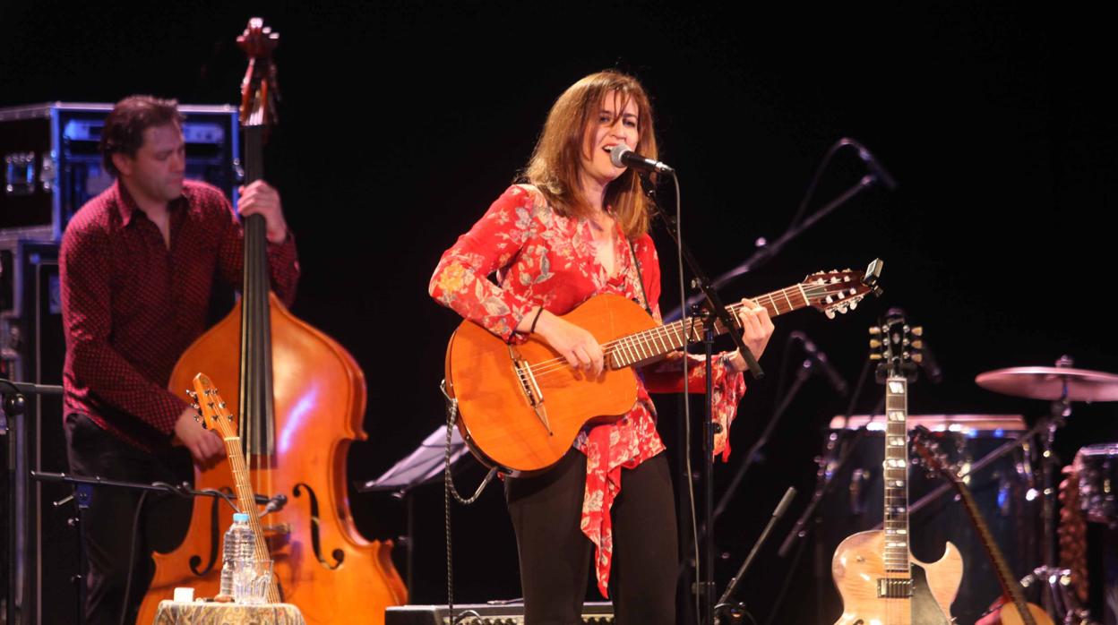 La cantante y guitarrista cordobesa Susana Raya, durante un concierto